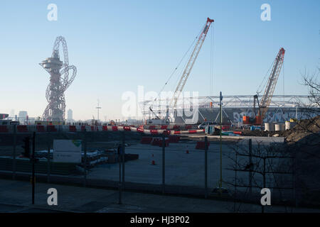 Die ArcelorMittal Orbit-Attraktion und das London Stadium in den Queen Elizabeth Olympic Park in Stratford, im Osten von London. Die London Legacy Development Corporation hat einen ehrgeizigen Plan, das Gebiet rund um die Website für die Olympischen Spiele 2012 zu regenerieren dargelegt eine Mischung aus wohnen, Unternehmen und öffentlichen Einrichtungen zu schaffen. Stockfoto