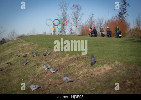 Eine Gruppe von Müttern schieben ihre Babys im Kinderwagen auf der Queen Elizabeth Olympic Park in Stratford, im Osten von London. Die London Legacy Development Corporation hat einen ehrgeizigen Plan, das Gebiet rund um die Website für die Olympischen Spiele 2012 zu regenerieren dargelegt eine Mischung aus wohnen, Unternehmen und öffentlichen Einrichtungen zu schaffen. Stockfoto