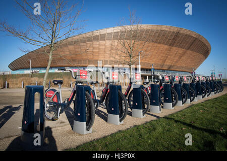 Santander-Zyklen-Dockingstation außerhalb der Lee Valley VeloPark auf der Queen Elizabeth Olympic Park in Stratford, im Osten von London. Die London Legacy Development Corporation hat einen ehrgeizigen Plan, das Gebiet rund um die Website für die Olympischen Spiele 2012 zu regenerieren dargelegt eine Mischung aus wohnen, Unternehmen und öffentlichen Einrichtungen zu schaffen. Stockfoto