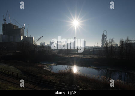 Eine Baustelle in der Nähe von Queen Elizabeth Olympic Park in Stratford, im Osten von London. Die London Legacy Development Corporation hat einen ehrgeizigen Plan, das Gebiet rund um die Website für die Olympischen Spiele 2012 zu regenerieren dargelegt eine Mischung aus wohnen, Unternehmen und öffentlichen Einrichtungen zu schaffen. Stockfoto