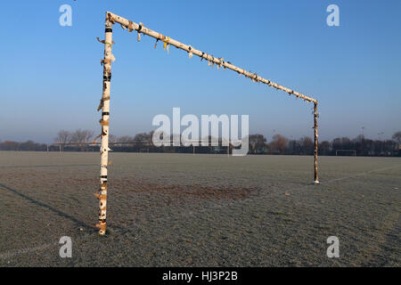 Gesamtansicht der leeren Fußballplätze und Torpfosten. Eisige Temperaturen und eine harte Nacht Frost bringen über die Verschiebung von Dutzenden von Hackn Stockfoto