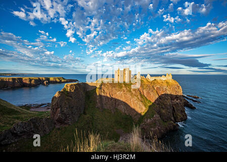 Dunnottar Castle ist eine zerstörte mittelalterliche Festung befindet sich auf einer felsigen Landzunge im Nordosten von Schottland, in der Nähe von Stonehaven Stockfoto