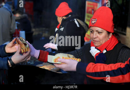 Arsenal-Fans kaufen Lebensmittel außerhalb den Boden vor das Premier League-Spiel im Emirates Stadium in London. Stockfoto