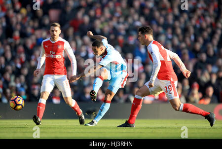 Burnley Dean Marney (Mitte) kämpfen um den Ball mit Aaron Ramsey (links) und Granit-Qualifikationsspiel (rechts) während der Premier League Arsenal match bei The Emirates Stadium in London. Stockfoto