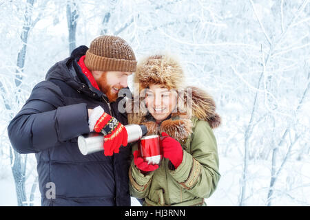 paar, trinken Tee im Freien im winter Stockfoto