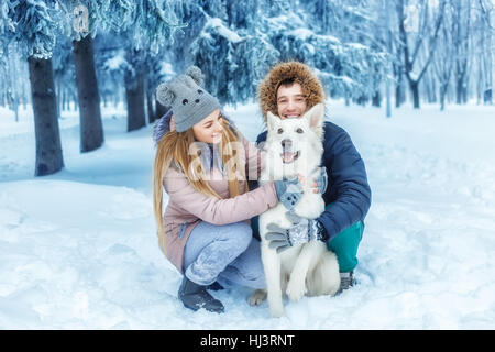 zu zweit mit einem Hund im winter Stockfoto