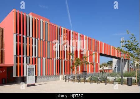 Bunte Holz verkleideten mehrstöckigen Parkhaus & Fußgängerbrücke über Gleisanlagen im Salon oder in Salon-de-Provence Provence Frankreich Stockfoto