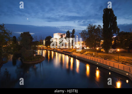 Stadt Bydgoszcz in Polen, Uferpromenade entlang Fluss Brda in der Nacht Stockfoto