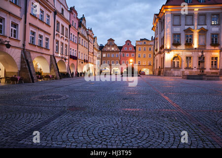 Stadt von Jelenia Gora in der Abenddämmerung in Polen, Europa, gepflasterten Marktplatz Altstadt mit Giebelhäusern Stockfoto