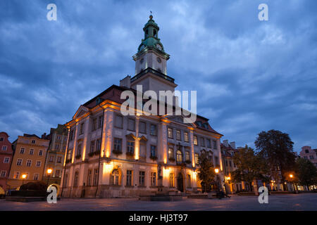 Rathaus in der Abenddämmerung in Stadt von Jelenia Gora in Polen, klassische Architektur aus dem 18. Jahrhundert Stockfoto