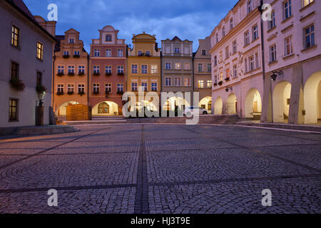 Jelenia Gora in der Nacht in Polen, Altstädter Ring, barocke historische Giebelhäuser mit Arcade, Altstadt Stockfoto