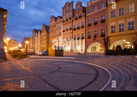 Stadt von Jelenia Gora in Polen, Häuser barocken Giebel am Altstädter Ring bei Nacht Stockfoto