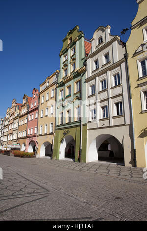 Satteldach barocken Wohnhaus beherbergt mit Arkaden am Altstädter Ring Jelenia Gora, Polen, Niederschlesien, Europa Stockfoto