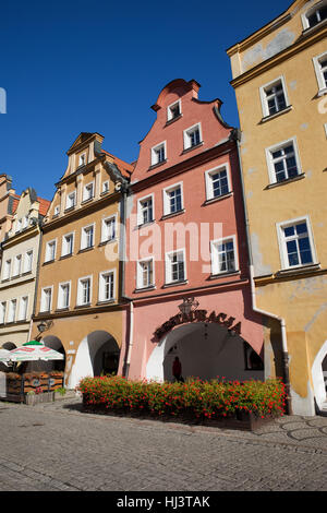 Historischen Bürgerhäusern und Wohnhaus beherbergt barocke Giebel mit Arcade in Stadt Jelenia Gora Old Town in Polen, Europa Stockfoto