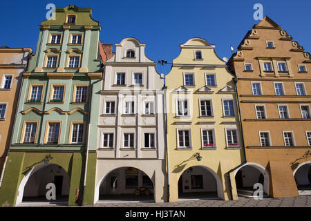 Historischen Bürgerhäusern und Wohnhaus barocken Häusern mit Giebeln und Arcade in Stadt Jelenia Gora Old Town in Polen, Europa Stockfoto