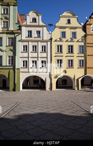 Historischen Bürgerhäusern und Wohnhaus barocken Häusern mit Giebeln und Arcade in Stadt Jelenia Gora Old Town in Polen, Europa Stockfoto