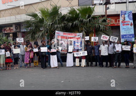 Kolkata, Indien. 22. Januar 2017. Tamilische Gemeinschaft von Kolkata Protest zur Aufhebung des Verbots auf Jallikattu dauerhaft, auch protestieren gegen PETA eine gemeinnützige Tiere richtigen Organisation deren Petition Supreme Court Jallikattu verboten. Jallikattu ist ein Tamil traditioneller Sport in dem welchem ein Stier, in Menge von Menschen, mehrere Personen versuchen freigegeben wird, schnappen Sie sich die großen Buckel des Stieres und hängen, während der Stier versucht zu entkommen. Bildnachweis: Saikat Paul/Pacific Press/Alamy Live-Nachrichten Stockfoto