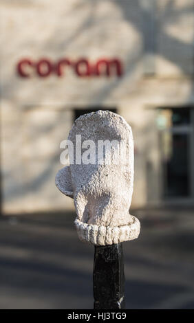 Baby-Fäustlinge von Tracey Emin neben der Coram Foundation und das Foundling Museum in Bloomsbury, London, England, UK Stockfoto