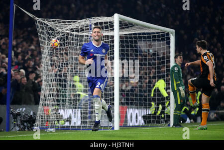 Chelseas Gary Cahill feiert Tor seiner Mannschaft zweite des Spiels während der Premier-League-Spiel an der Stamford Bridge, London. Stockfoto