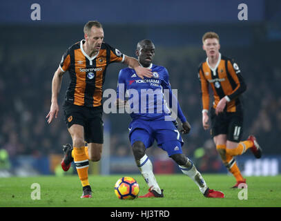 Chelseas N'Golo Kante (rechts) und Hull City David Meyler Kampf um den Ball in der Premier League match an der Stamford Bridge, London. Stockfoto