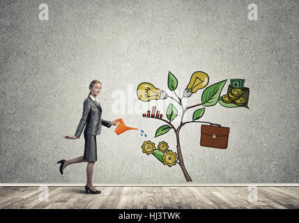 Junge Geschäftsfrau in leeren Raum Gießen gezeichnete Wachstumskonzept mit can Stockfoto