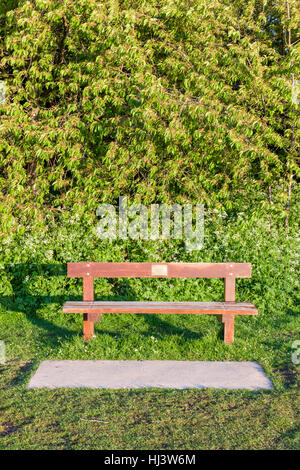 Memorial Sitzgelegenheiten. Holzbank in Erinnerung an einen Verwandten oder Freund in einem Park, Nottingham, England, Großbritannien Stockfoto
