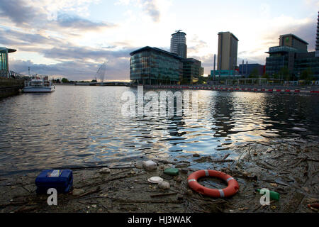 Müll schwimmt auf dem Kai vor BBC Studio, MediaCityUK, Salford, England. Stockfoto