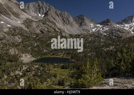 Kleine Seen Tal oder Gem Seen im oberen Rock Creek, mit hohen Sierra Nevada über. Kalifornien. Stockfoto