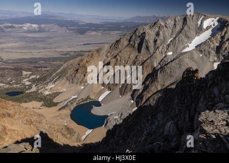 Niere Lake, Mono County, östliche Sierra Nevada, von Dana Plateau gesehen. Kalifornien. Stockfoto