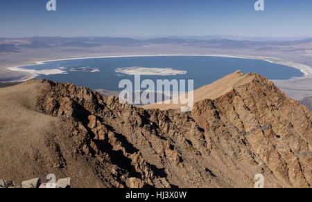 Mono Lake, gesehen von 12.000 ft auf Dana Plateau, östliche Sierra Nevada, Kalifornien. Stockfoto