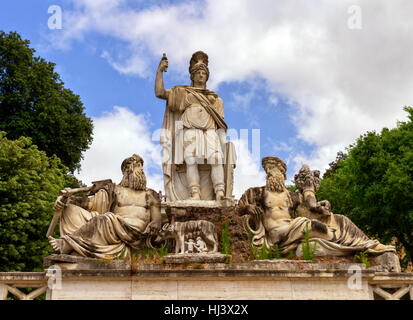 Fontana della Dea Roma Tra il Tevere e l'Aniene, Brunnen der Göttin Roma zwischen dem Tiber und Aniene, ist eine Skulptur in der Piazza del Popol Stockfoto