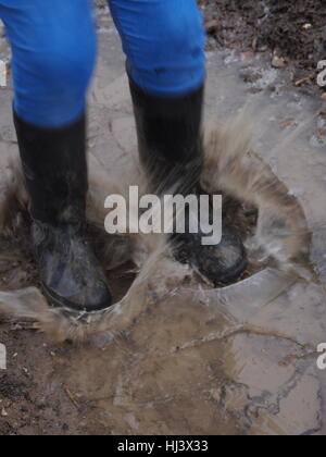 Landpferde und Gummistiefel Stockfoto