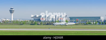 Passagierflugzeug Airbus A340 der South African Airways Flughafen München terminal zur Startbahn rollen. Stockfoto