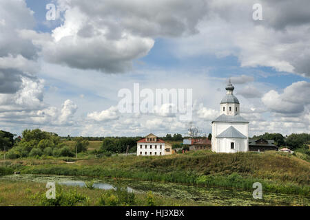 Weiße Wolken um die Kirche von Elia, der Prophet. Landschaften von Susdal, Russland. Stockfoto