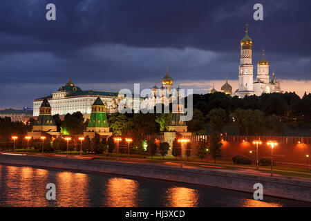 Moskauer Kreml unter Wolken im Frühjahr Twilight. Der Blick von der Aussichtsplattform am Bolschoi Moskvoretsky Brücke. Russland. Stockfoto