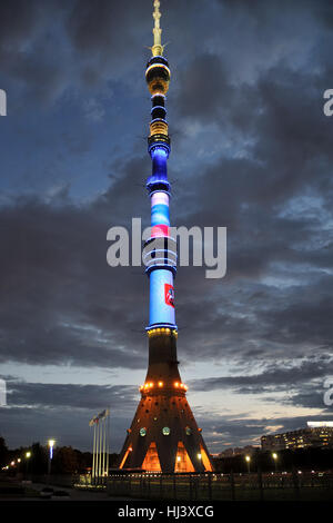 Festliche Beleuchtung des Ostankino Fernsehturm in der Dämmerung. Nacht-Stadtansichten von Moskau, Russland. Stockfoto