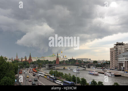 Moskau unter stürmischen Wolken. Blick vom Patriarchat Brücke am Fluss Moskwa und das architektonische Ensemble des Moskauer Kremls Stockfoto