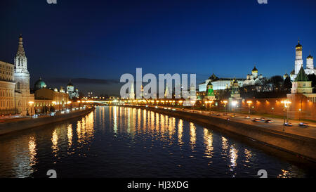 Dämmerung über der Stadt Moskau. Die Aussicht vom Bolschoi Moskvoretsky Brücke am Fluss Moskwa, Sofiyskaya und Kreml Böschungen Stockfoto