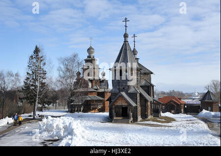 Winterspaziergang auf dem Gelände Museum der Holzarchitektur. Susdal, Russland Stockfoto