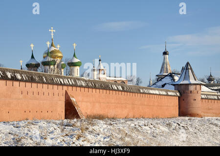 Geschützt von mächtigen Mauern und Türmen - Kirchen und Gebäude der Spaso-Yevfimyev Kloster. Susdal, Russland Stockfoto