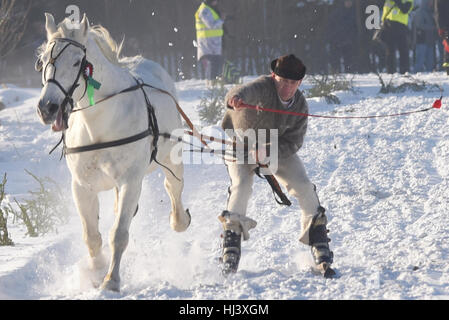 Szaflary, Polen. 22. Januar 2017. Wettbewerber gekleidet mit traditionellen Highlander Kleidung warten, die Parade der Gazdowska während der Kumoterki Saison 2017 in Szaflary, Polen zu besuchen. Häufig Kumoterki der Wettkämpfe in der Nähe von Zakopane und sie sind eines der Winterattraktionen der Hauptstadt des Podhale. Bildnachweis: Omar Marques/Pacific Press/Alamy Live-Nachrichten Stockfoto