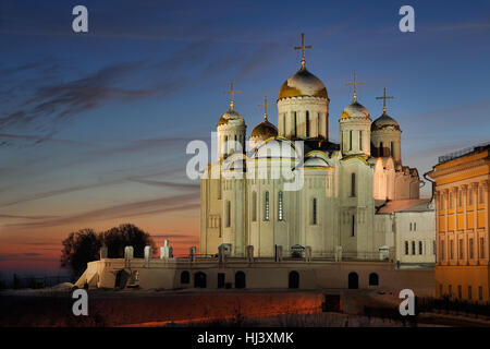 Majestätische Uspenski-Kathedrale bei Winter Sonnenuntergang. Vladimir City, Russland Stockfoto