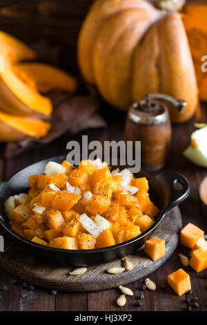 gebratener Kürbis und Zwiebel, Gemüsebeilage Stockfoto