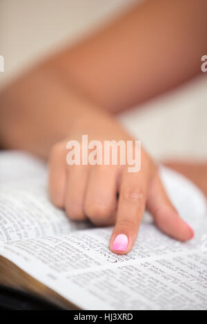 Nahaufnahme von einer Dame, die das Wort Gottes zu lesen Stockfoto