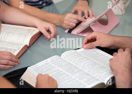 Nahaufnahme von Menschen, die gemeinsam das Wort Gottes lesen Stockfoto
