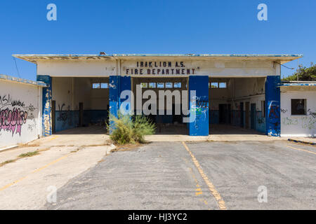 Verlassene Gebäude der Feuerwehr in der ehemaligen Iraklion Luft (7276th Air Base Group 1954-1993) der US Air Force Station Stockfoto