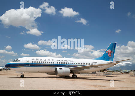 Das Passagierflugzeug China Southern Boeing 737-300 (1984-1999) wird im Pima Air & Space Museum in Arizona ausgestellt Stockfoto