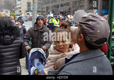 New York, New York, USA: 21. Januar 2017: Demonstranten versammeln sich zum Frauen März in Manhattan, New York. Stockfoto