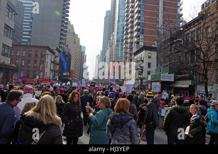 New York, New York, USA: 21. Januar 2017: Demonstranten versammeln sich zum Frauen März in Manhattan, New York. Stockfoto