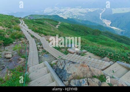 Trekking-Pfad auf Shirouma Berge in Hakuba, Nagano, Japan Stockfoto